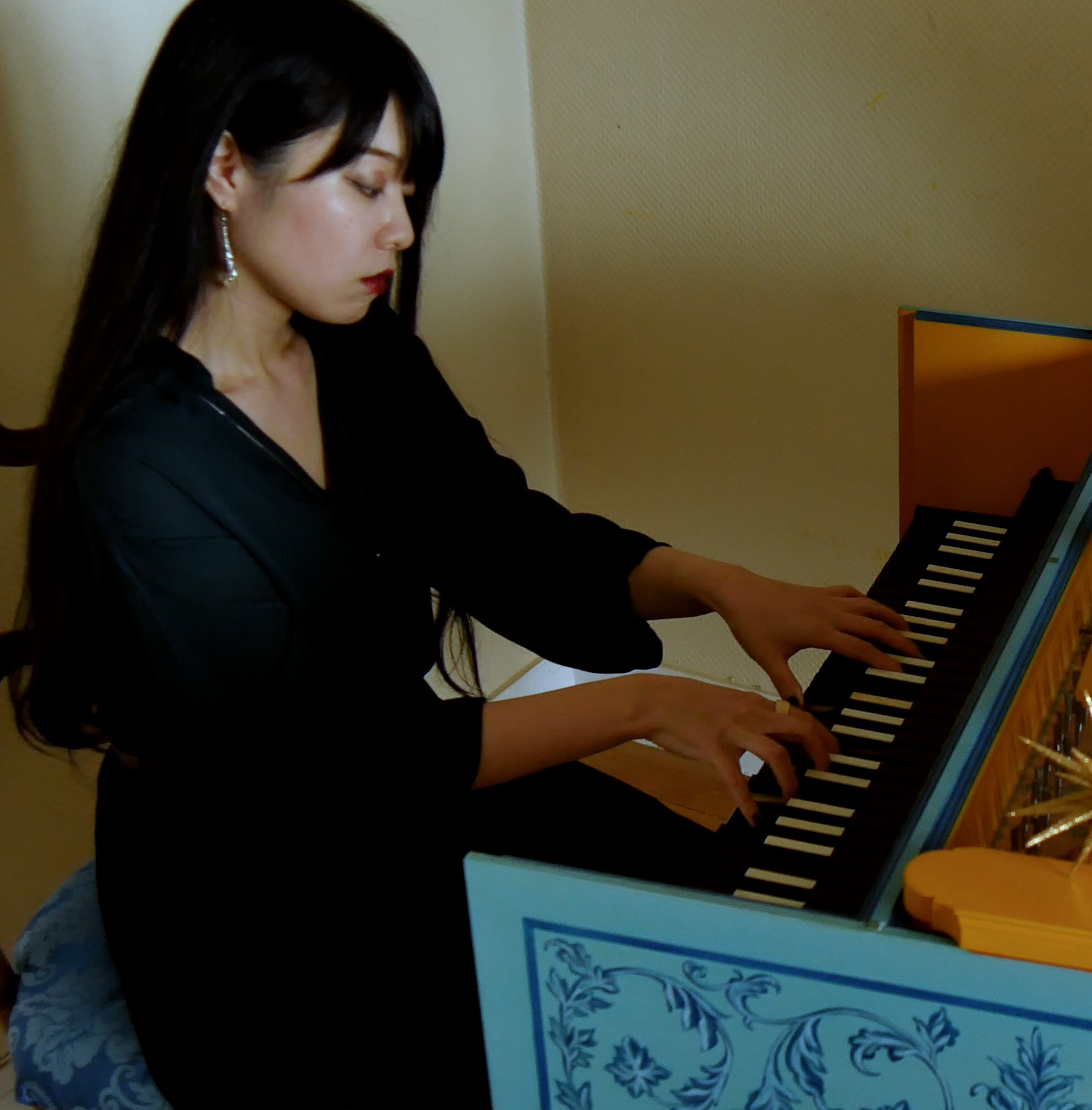 Haruna Nakaie jouant du clavecin